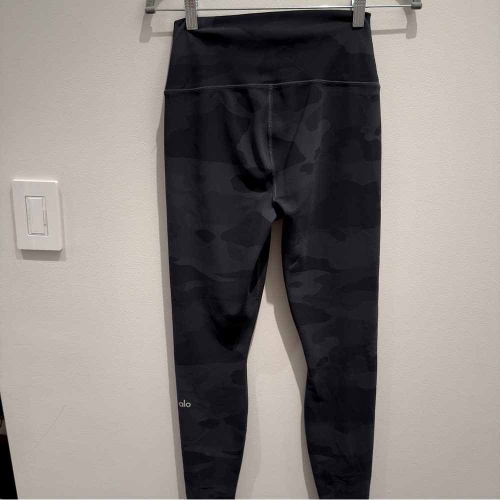 ALO Yoga  High-Waist Camo Vapor Leggings Size Small Made in Portugal - Picture 3 of 10